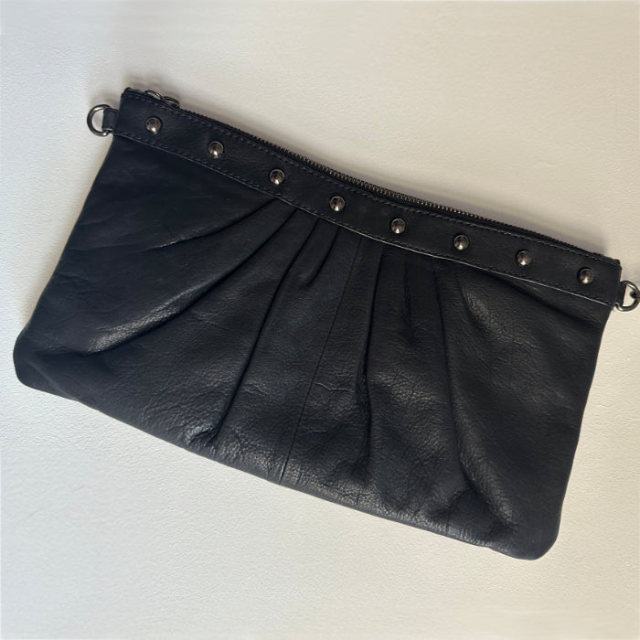 Nahkainen rannelaukku