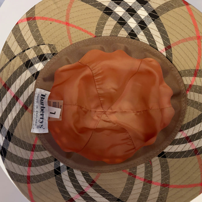 Burberrys’ hattu