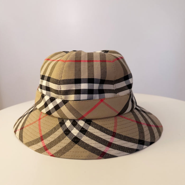 Burberrys’ hattu