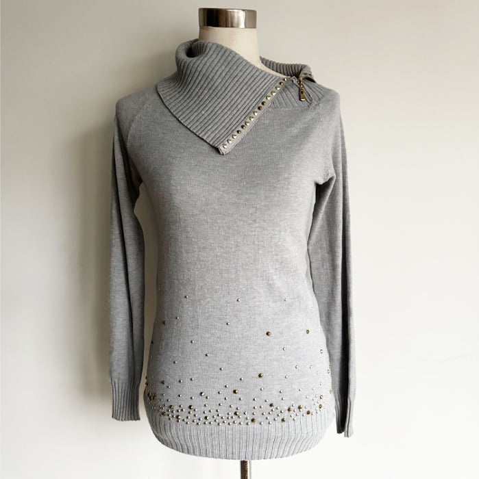 Harmaa niittikoristeinen neule