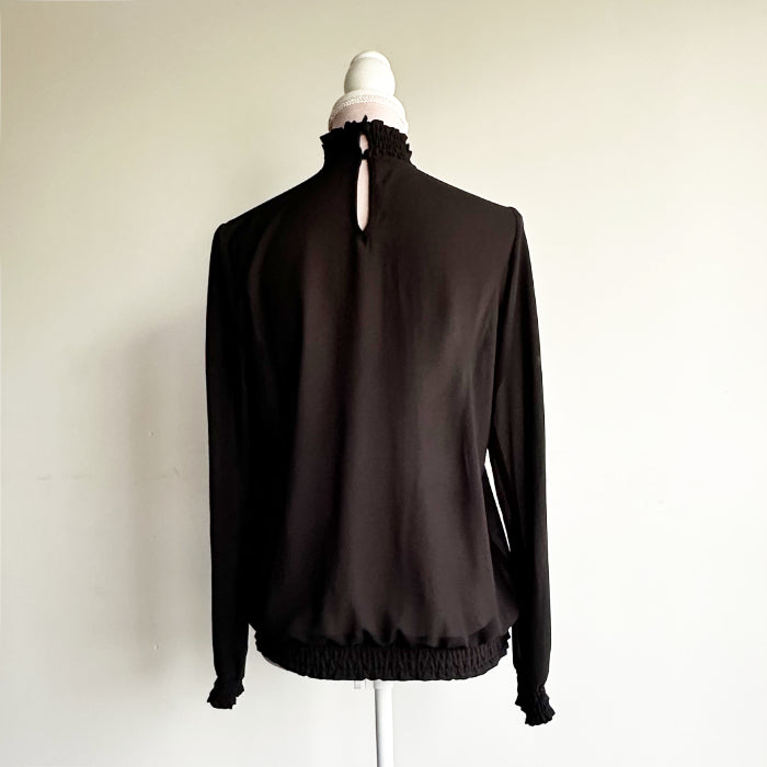 Musta läpikuultava paita