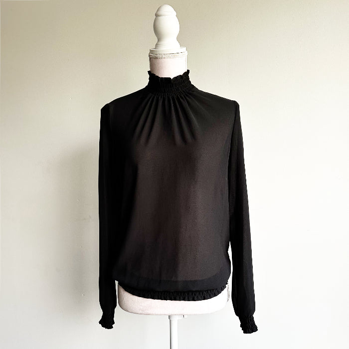 Musta läpikuultava paita