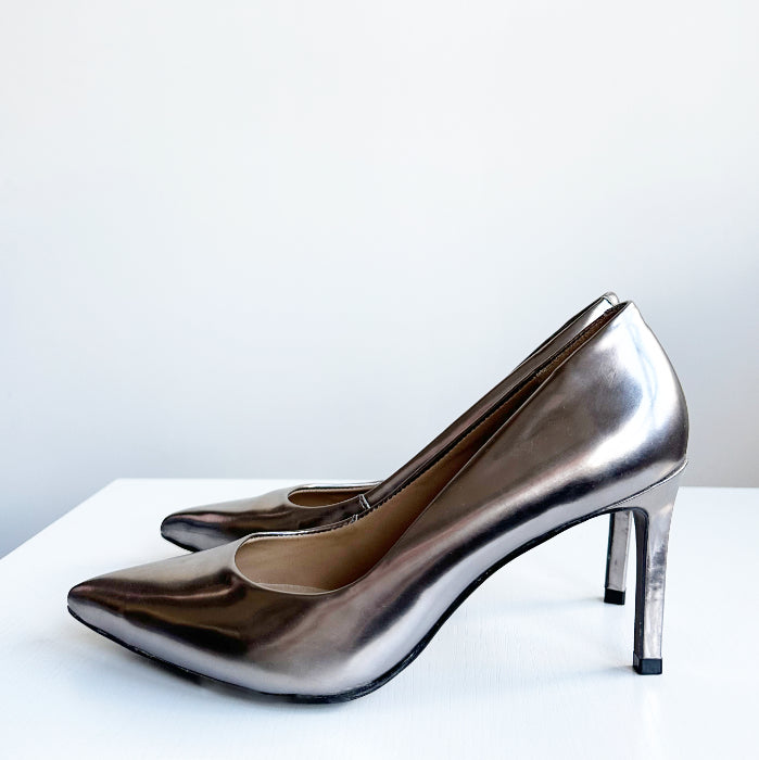 Metallinsävyiset avokkaat