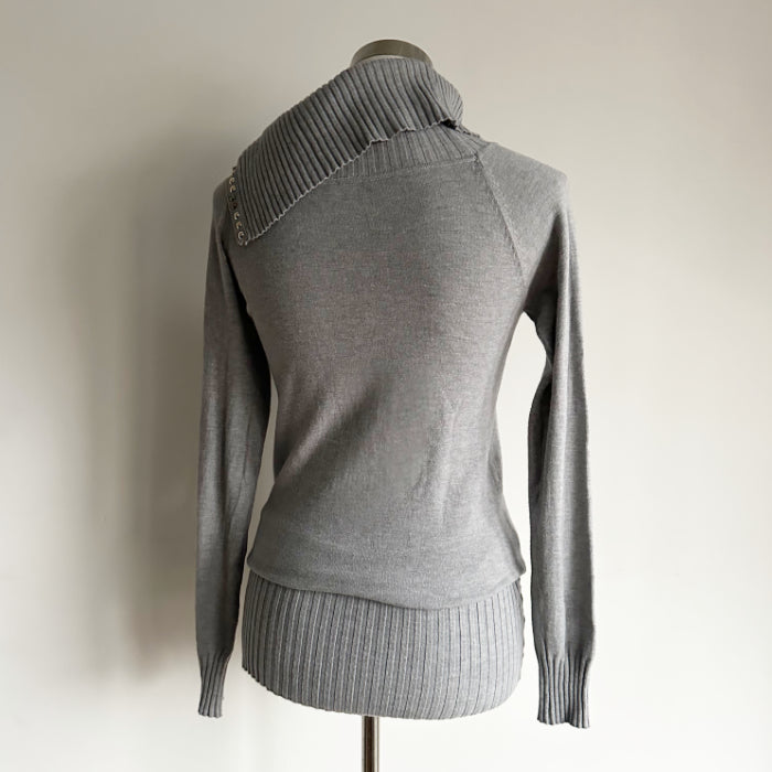 Harmaa niittikoristeinen neule