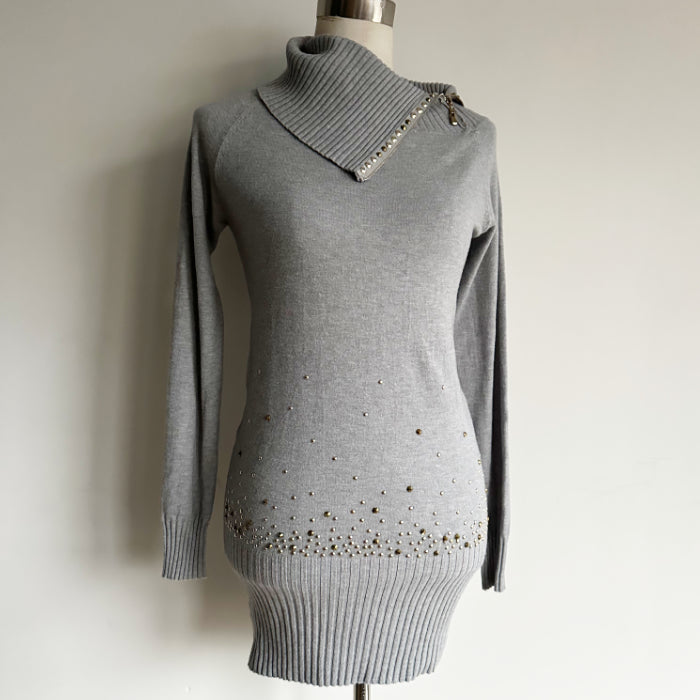 Harmaa niittikoristeinen neule